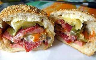 Булочки из дрожжевого теста с мясной начинкой