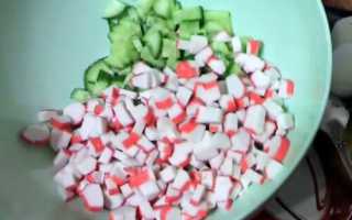 Крабовый салат с соленым огурцом и кукурузой. Салат с рисом и крабовыми палочками и соленым огурцом. Как приготовить крабовый салат с солеными огурцами