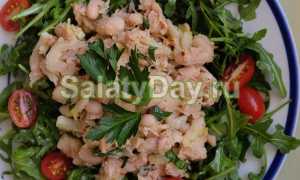 Салат с рукколой, помидорами и сыром моцарелла