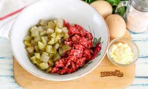 Салат с кириешками и копченой колбасой: рецепты