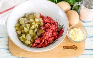 Салат с кириешками и копченой колбасой: рецепты